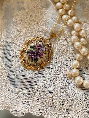 スミレのプチポワンペンダント