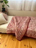 Pink Blossom　アースなピンクと赤　エレガントなお花　シングルサイズ　ブロックプリントキルト　お布団　