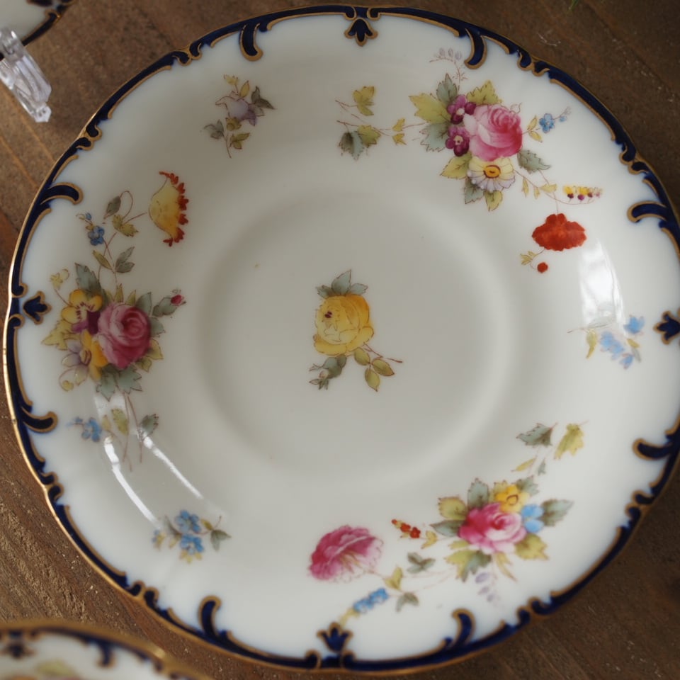 英国コウルドン 金彩と薔薇のブーケが咲く優雅なカップ＆ソーサー