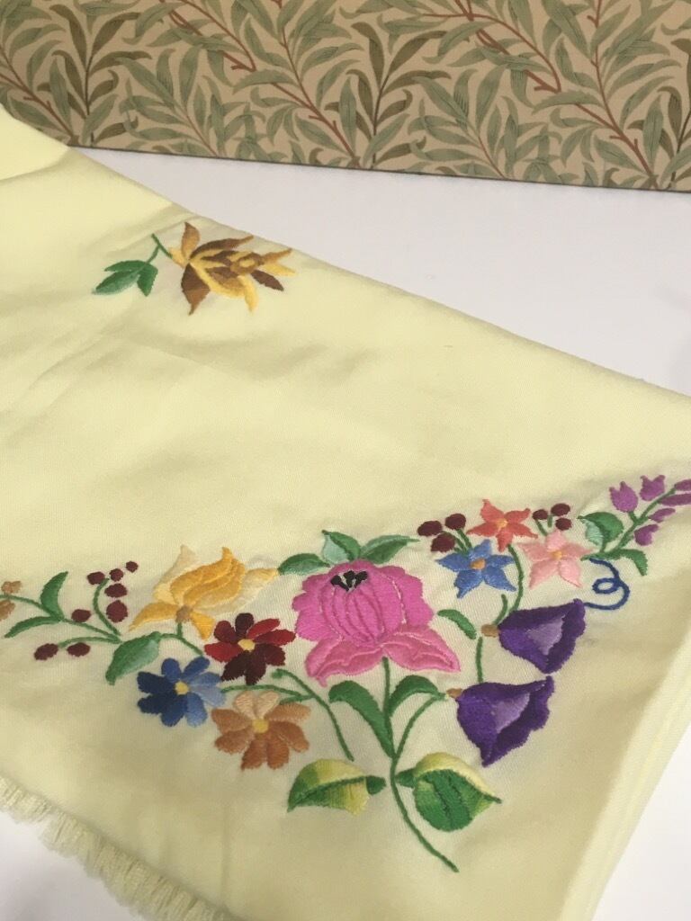 ライトイエロー花モチーフ刺繍のハンガリークロス | kolbenova