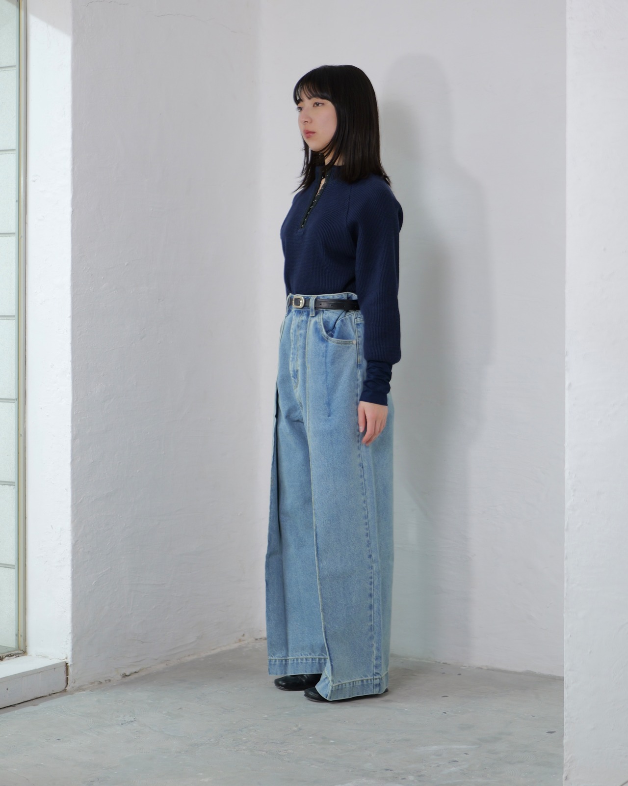 FOURAM - TUCKED DENIM PANTS ：Blue｜インタックデザイン／淡いブルーデニム／すっきり見えパンツ