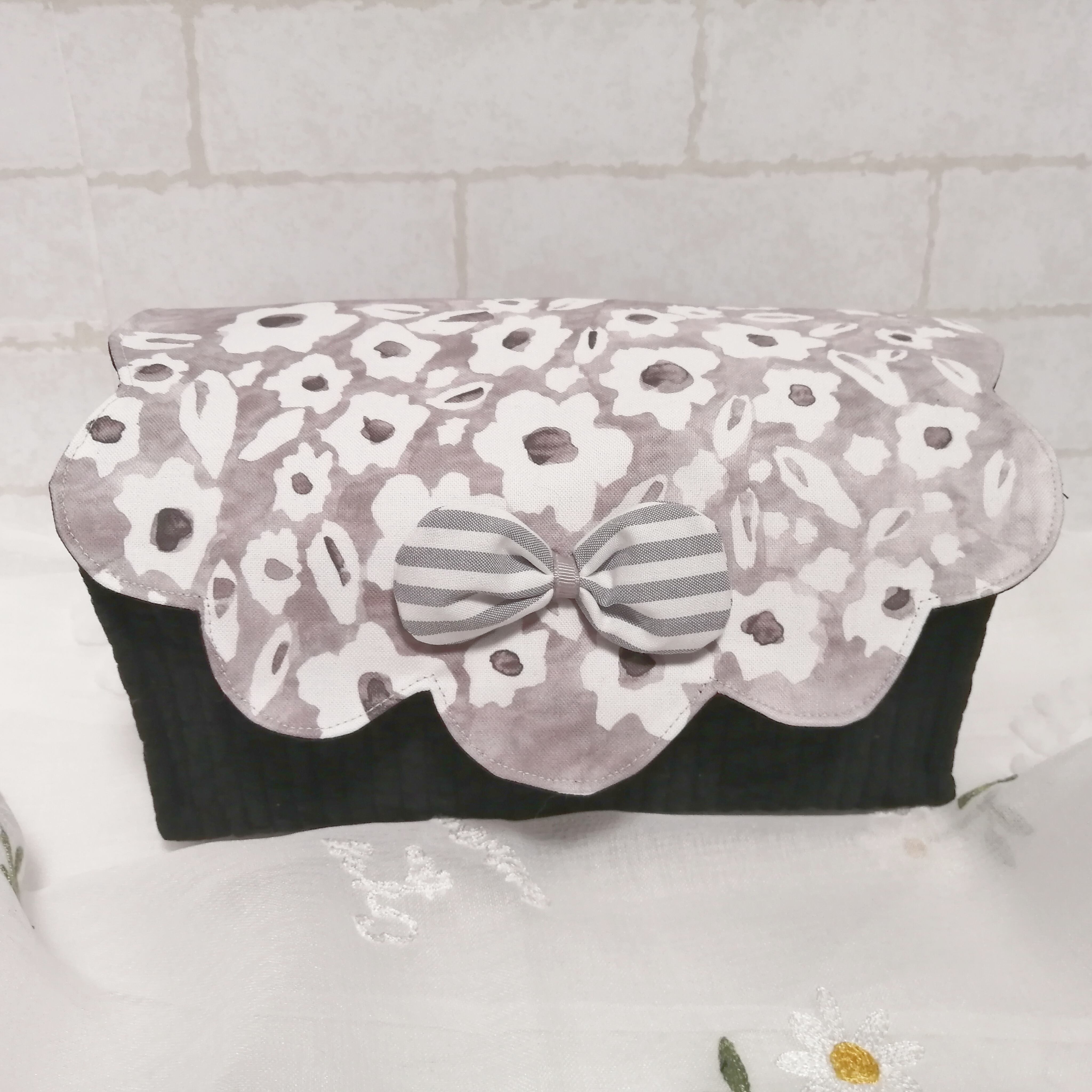 スカラップリボンの布バスケット ヌビ 花吹雪 グレーのストライプのふわふわリボン