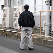 INTERIM(インテリム)襟レザーカバーオール、AUBERGE(オーベルジュ)ヒッコリーストライプパンツコーディネート