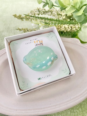 『ライムとうさぎちゃん』ガラスブローチ