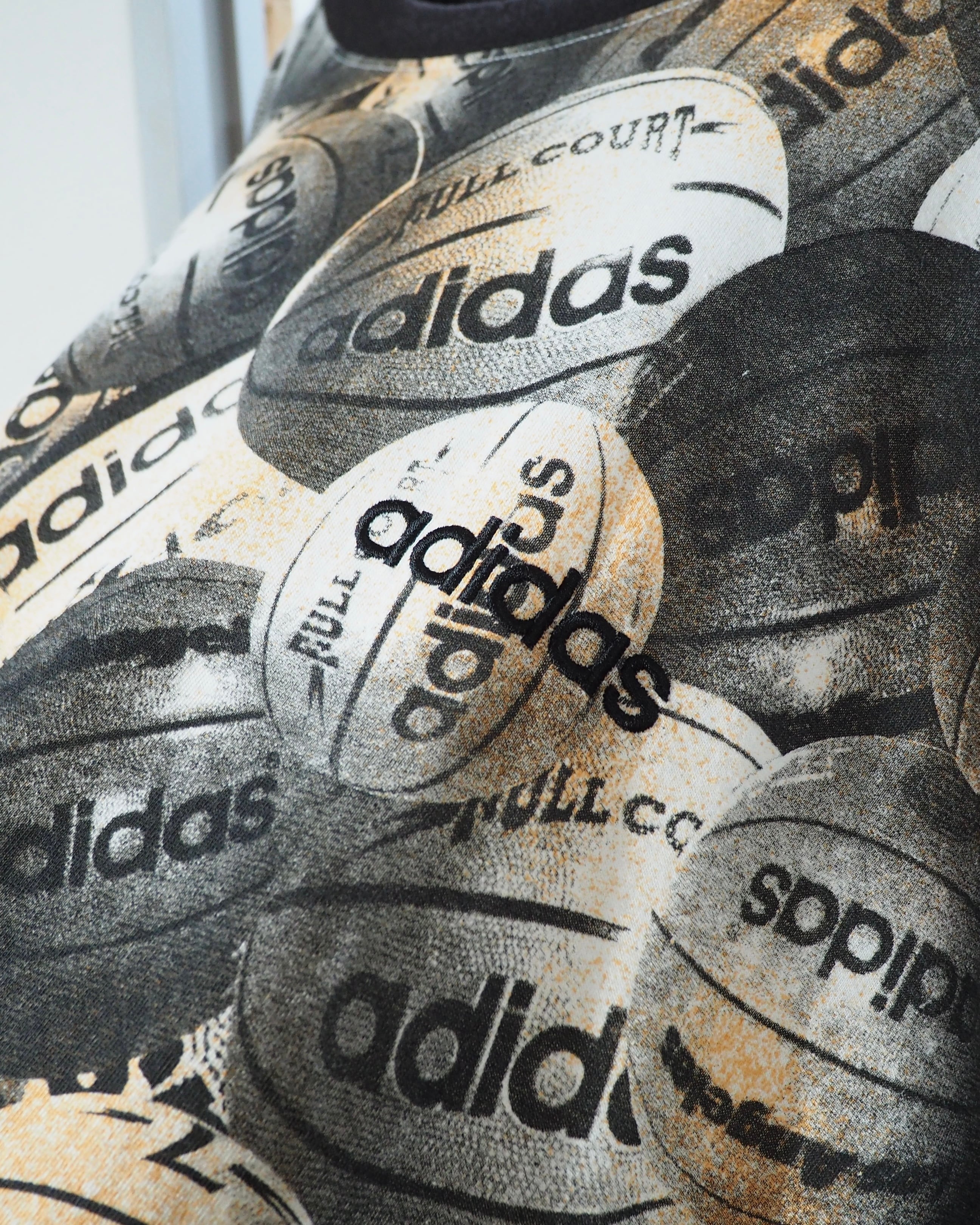 1990s ” Old adidas ” Many Many Basketball printed vintage loose SS Tee