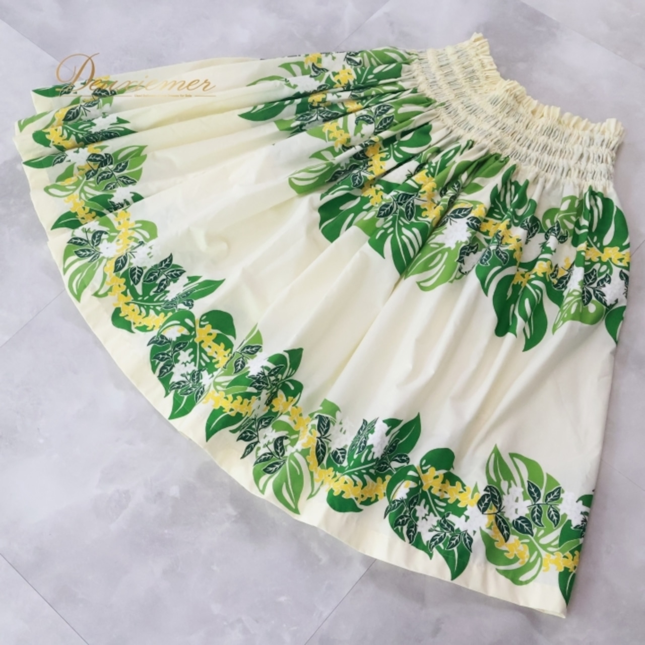 フラダンス 衣装 パウスカート ホワイト系 モンステラ柄 ハワイアンプリント アロハ フラ ダンス レッスン 練習 シングル スカート 軽やか ふんわり グリーン系 白 緑 黄緑 黄 華やか 鮮やか かわいい おしゃれ さわやか フラダンス スカート おしゃれ モンステラ ハワイアン 軽量 上品 ふんわりデザイン