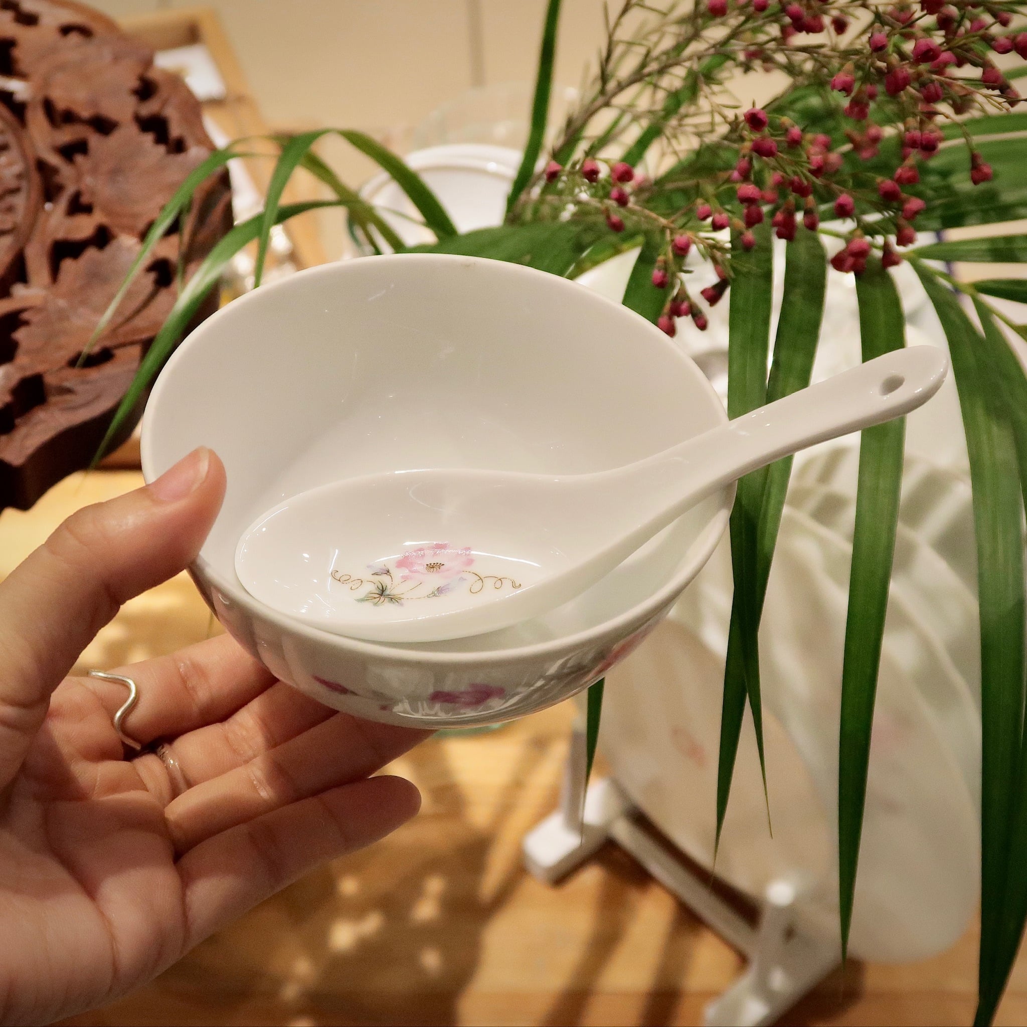 台湾食器】淡いピンクのお花 レンゲと豆皿 | SUISUI