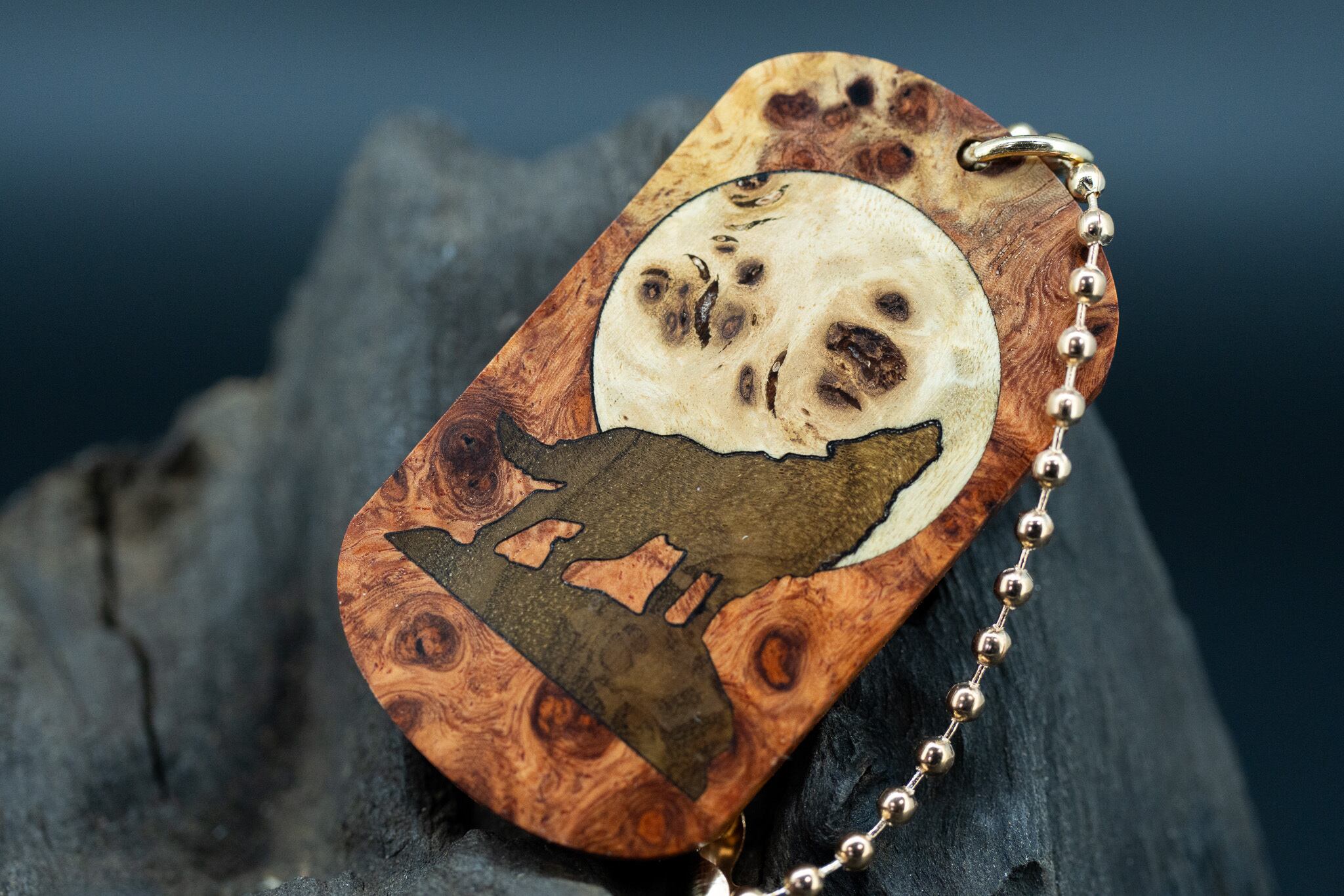 【朱色の銘木】 本花梨瘤 紅白 ドッグタグ 象嵌 月と狼