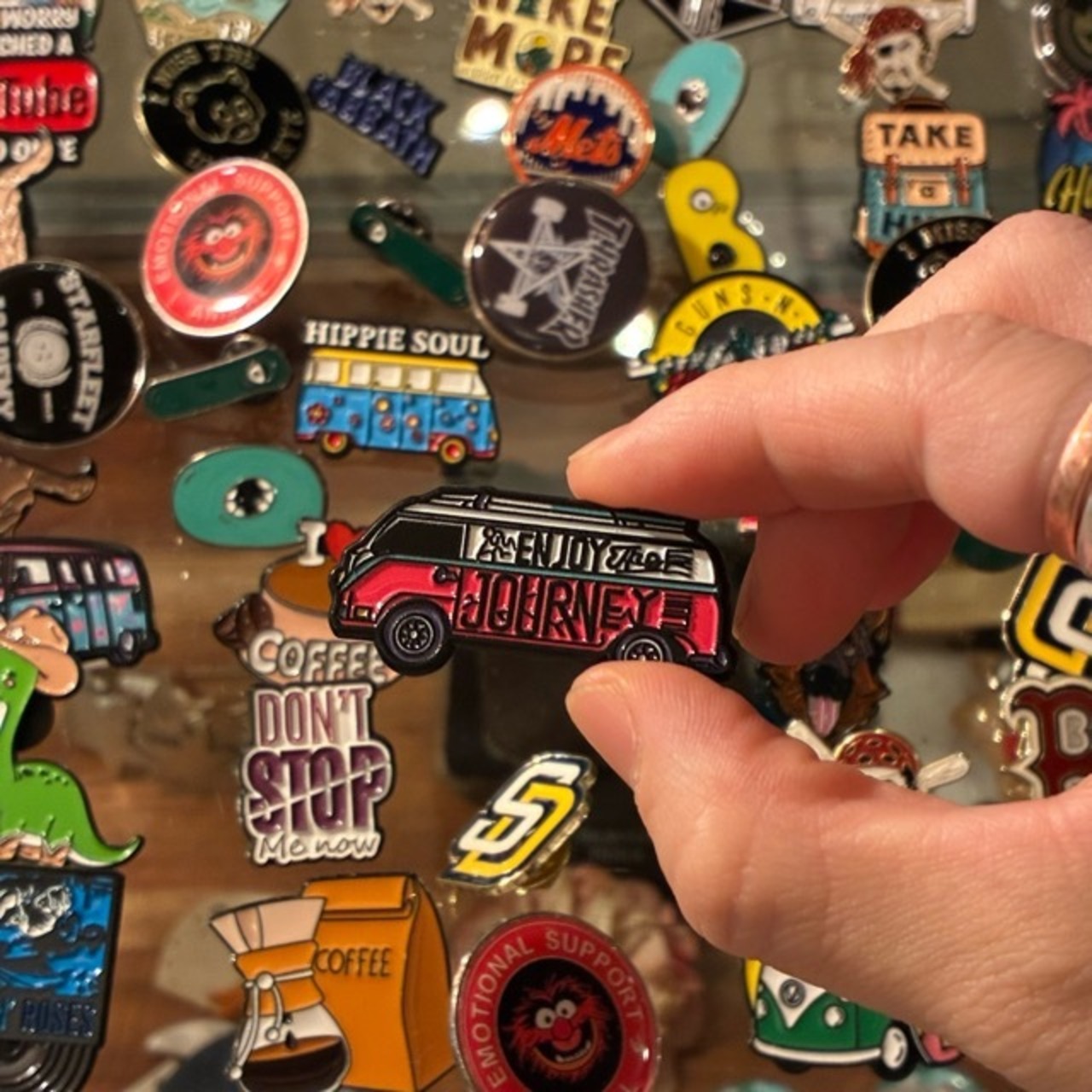 TOPANGA Jewelry Pin Brooch  Enjoy journey　ピンブローチ　エンジョイジャーニー　ジャケット　キャップ　プレゼント　プチギフト　バス　ワゴン　ピンク