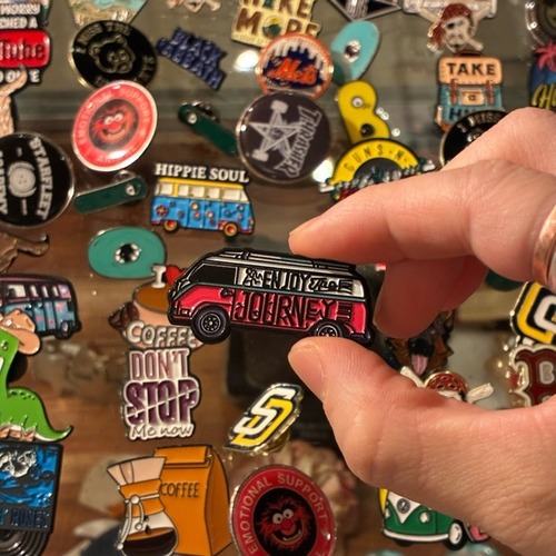 TOPANGA Jewelry Pin Brooch  Enjoy journey　ピンブローチ　エンジョイジャーニー　ジャケット　キャップ　プレゼント　プチギフト　バス　ワゴン　ピンク
