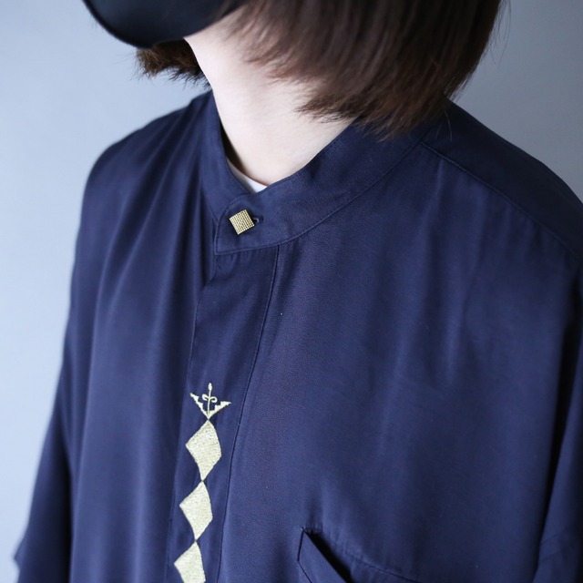 "刺繍" gold fly-front minimal design over silhouette h/s shirt