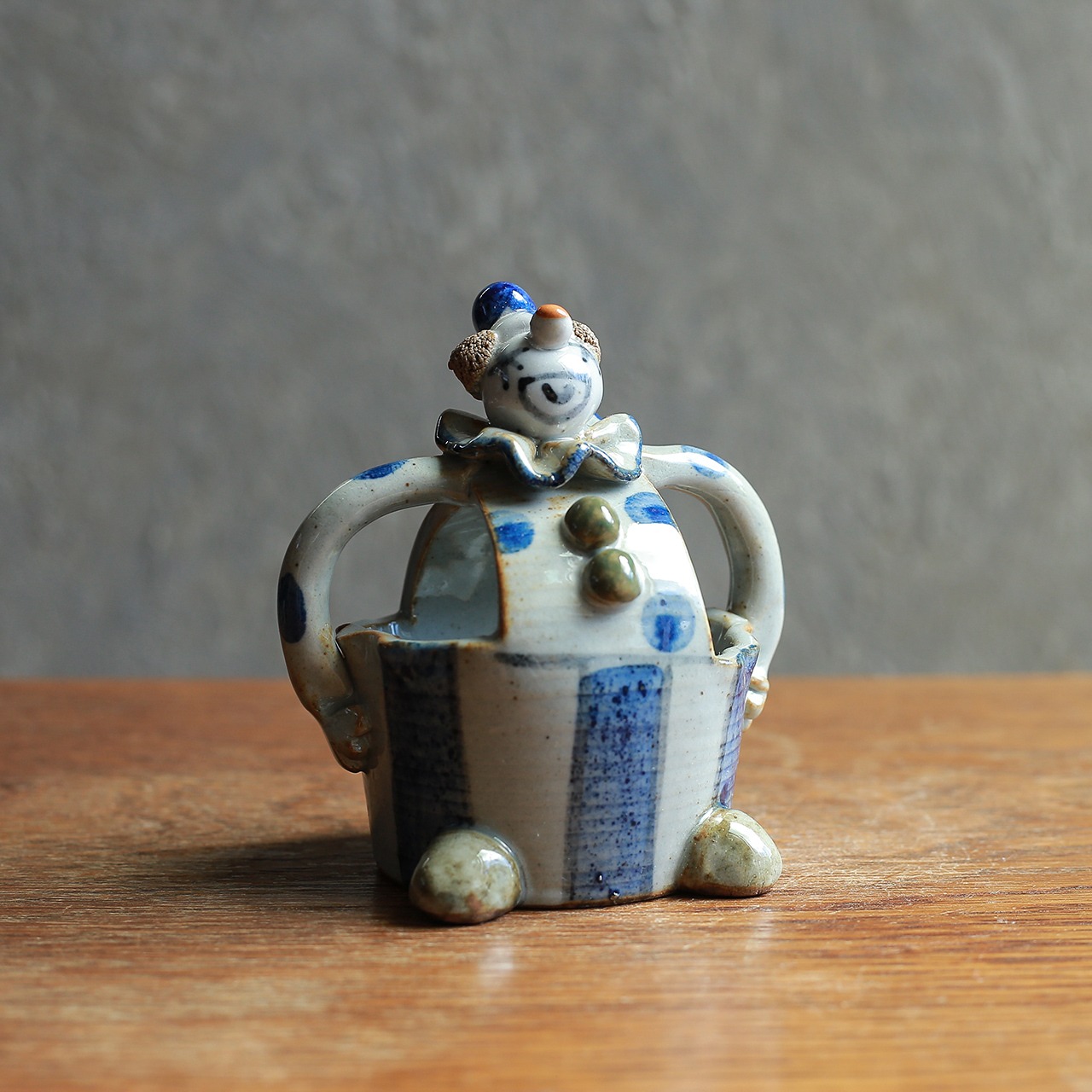 陽気な笑顔で立っている、ピエロの楊枝入れ