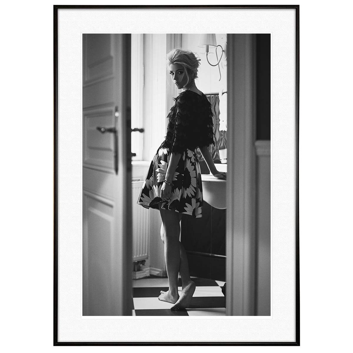 人物写真 ドア越しの女性 インテリアモノクロアートフォトポスター額装 AS4654