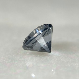 丸いスピネル  約3.8mm*2.7mm r-0546