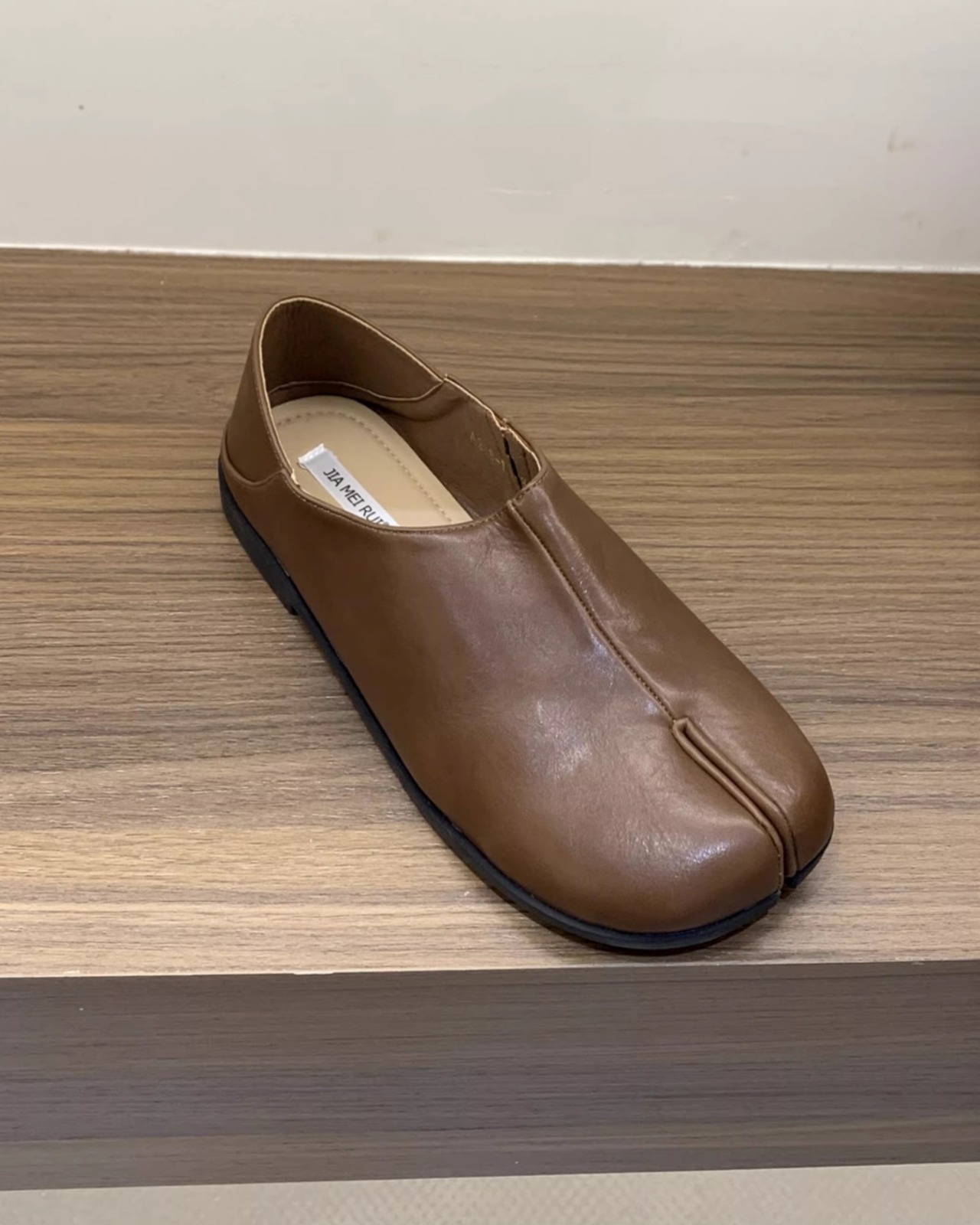 Split-toe flat Shoes L0102