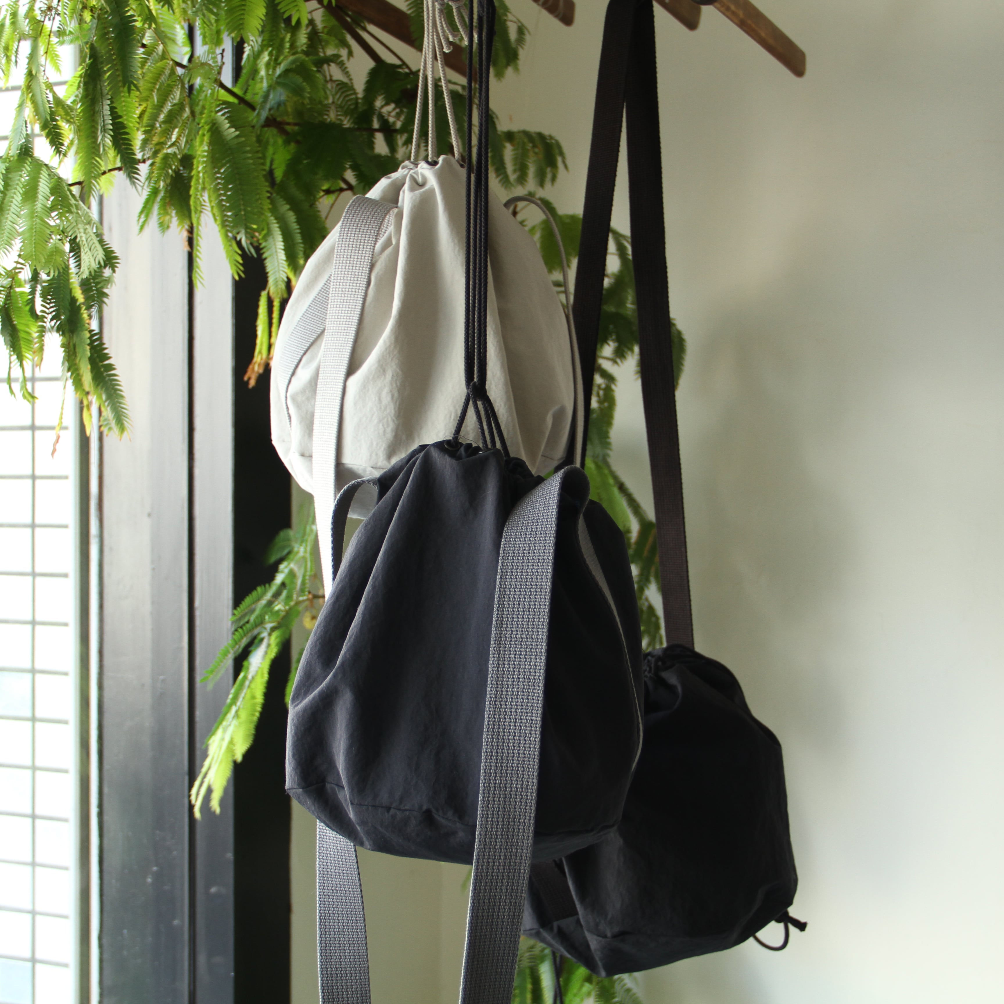 STILL BY HAND One shoulder string bag
