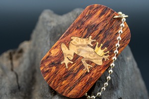 【東洋のローズウッド】 縞紫檀 変わり杢 ドッグタグ 象嵌 カエルの王様
