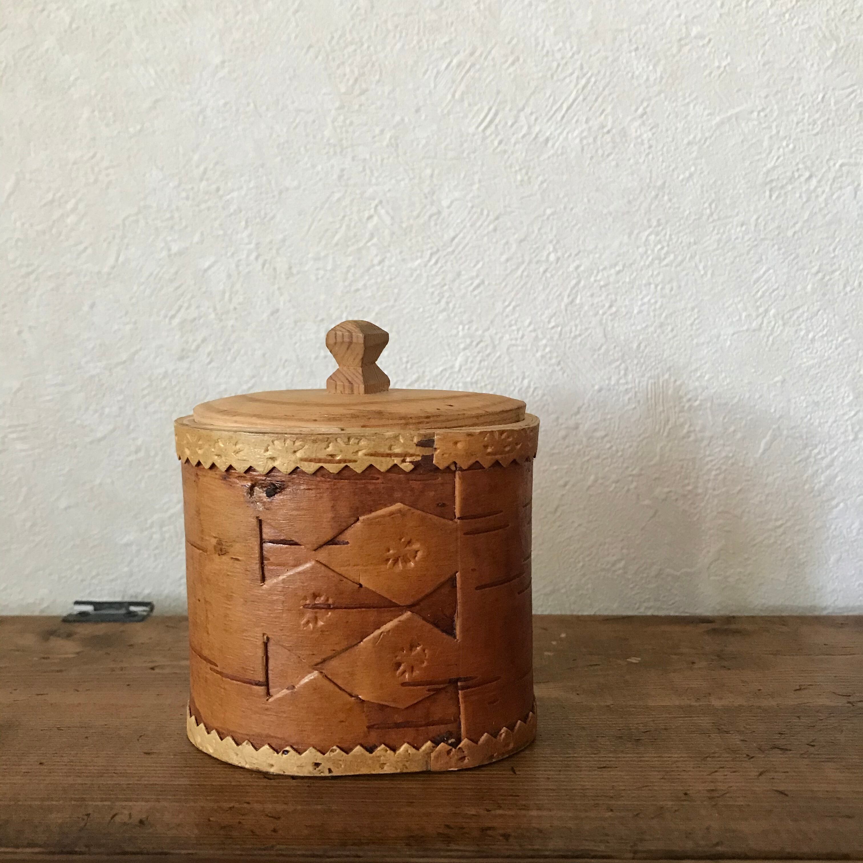 白樺の樹皮のいれもの