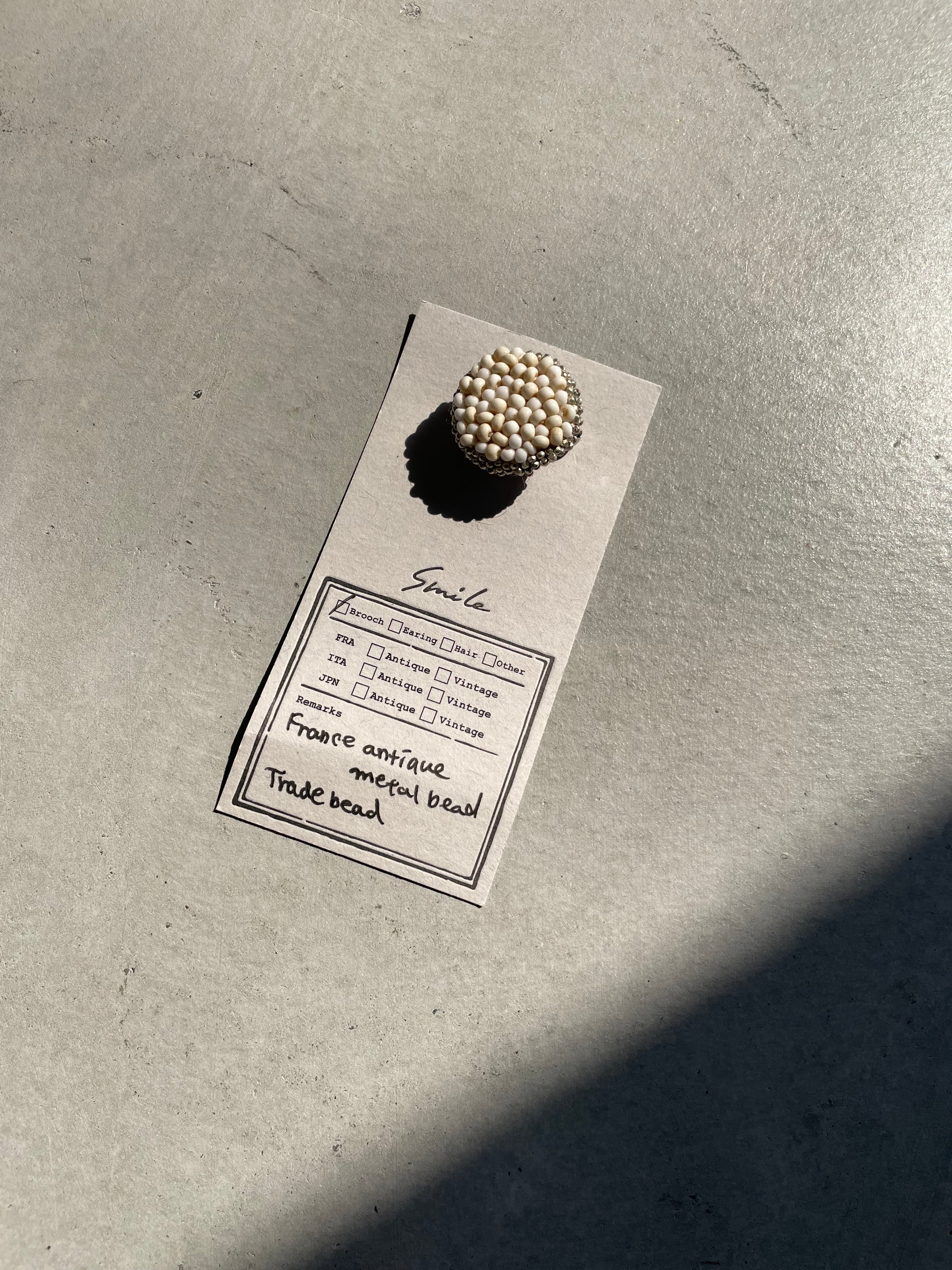 装身具「SmiLe」 №35 antiquebeadsブローチ・丸・枠付き