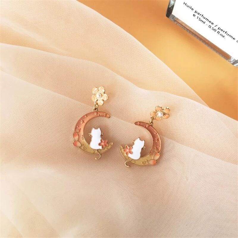 ⭐︎送料無料⭐︎三日月ねこピアス