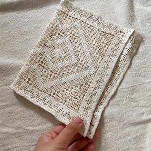 ベージュの編まれた布