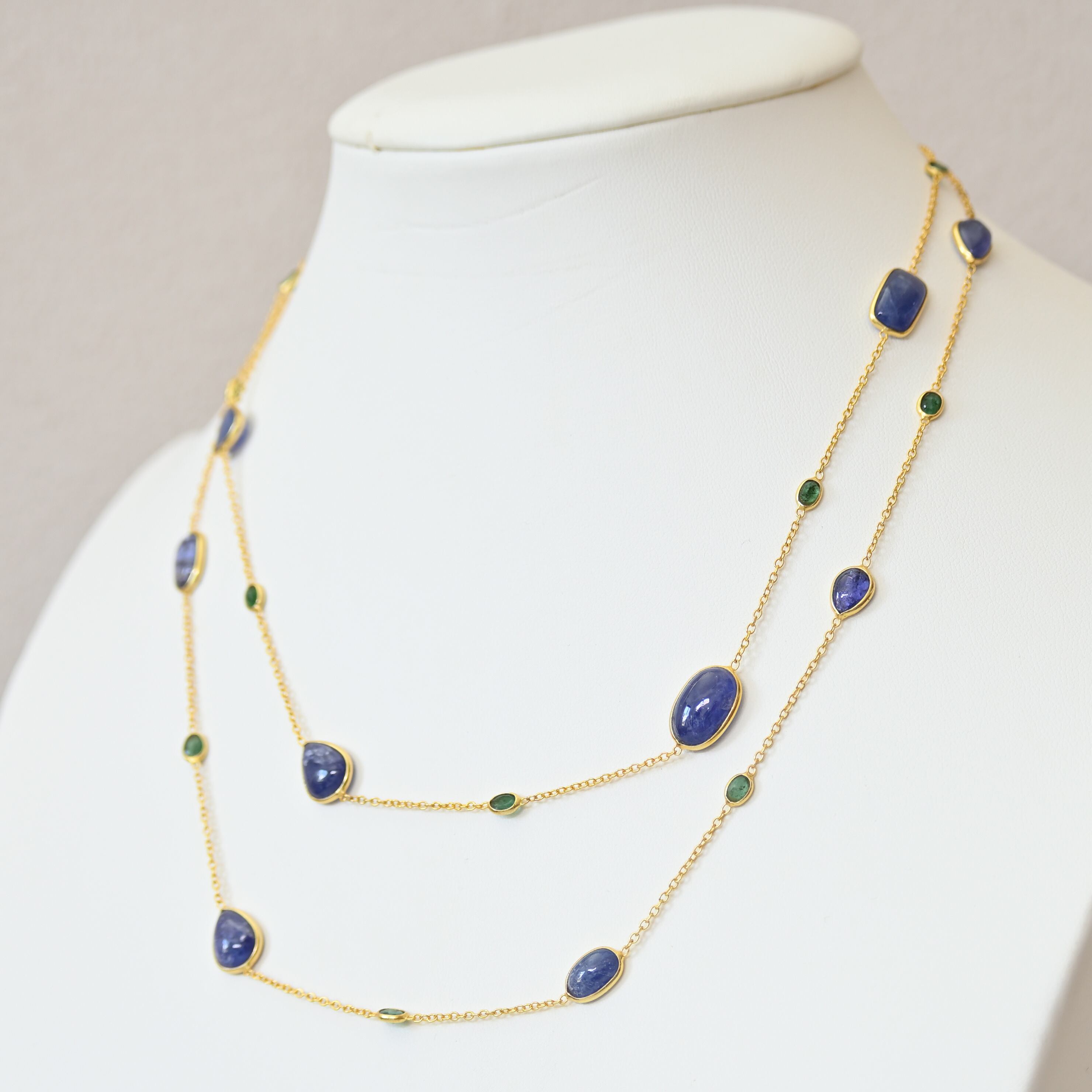 silver925 18kgp ロングネックレス〈タンザナイト、エメラルド〉