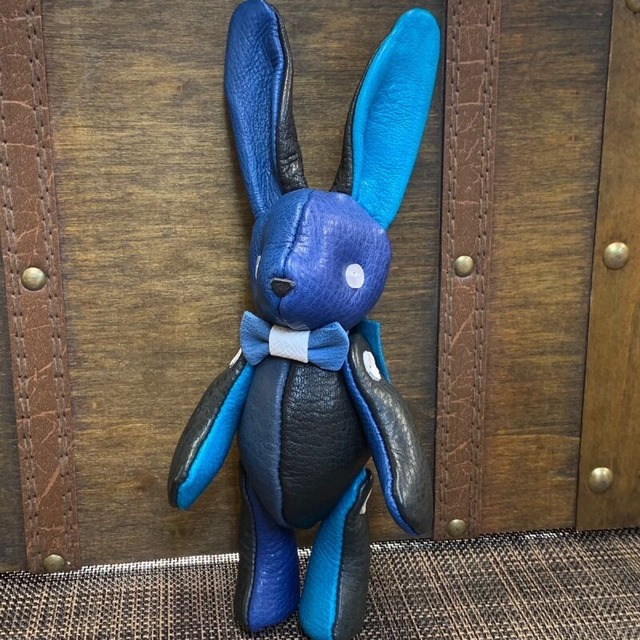 ジビエレザー鹿革ベルラビ★端革を使ってアップサイクル「ベルズラビット」写真の1点販売です　ブラック×ブルーカラフル系