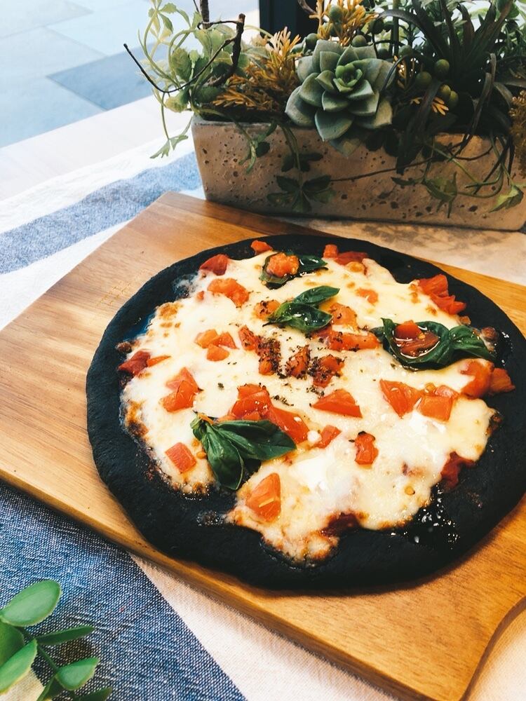 竹炭ピザ トマトのマルゲリータ ヴィーガン対応 | volver