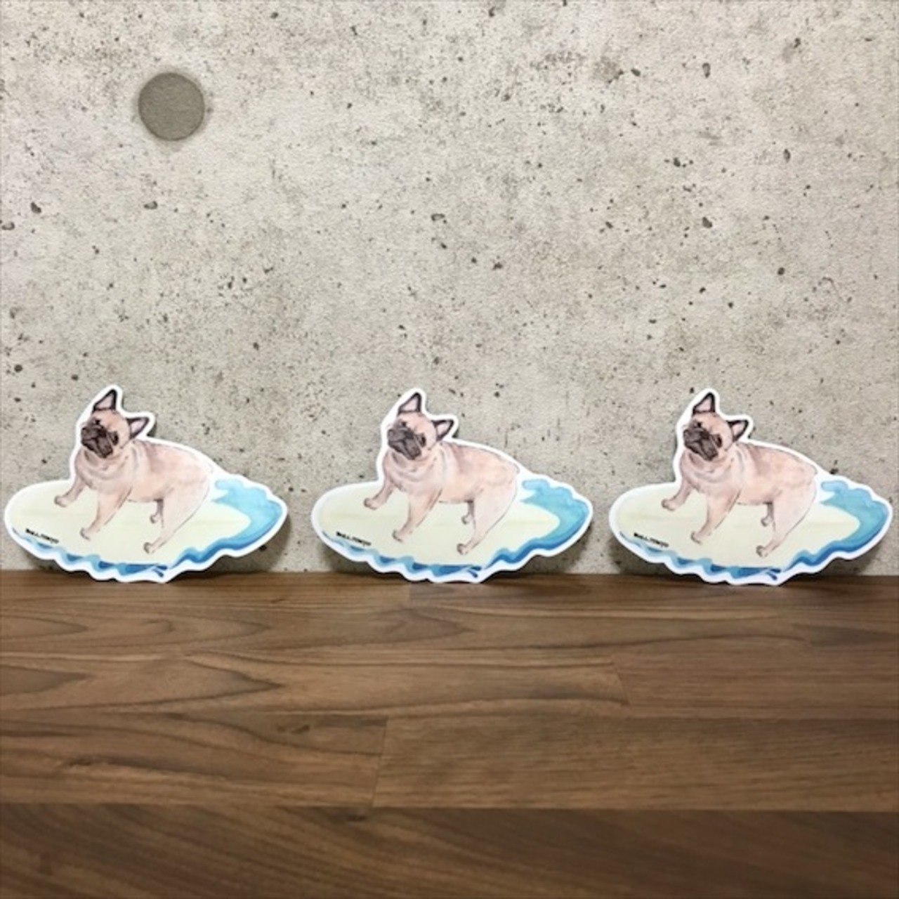 Bull.Tokyo オリジナル ステッカー サーフィン犬（フォーン） - 1