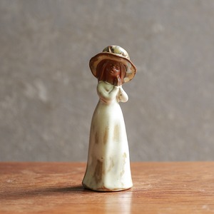 喜びのあまり、うっとりとする女の子 2