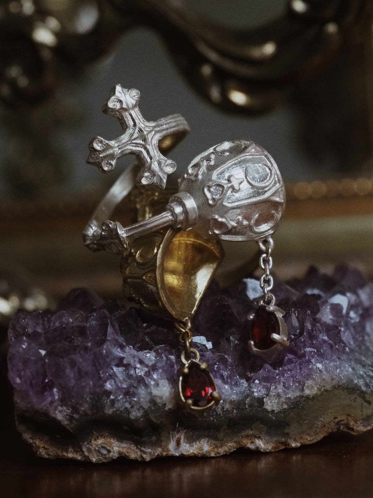 マリア像の血涙カクテルリング  真鍮　ガーネット