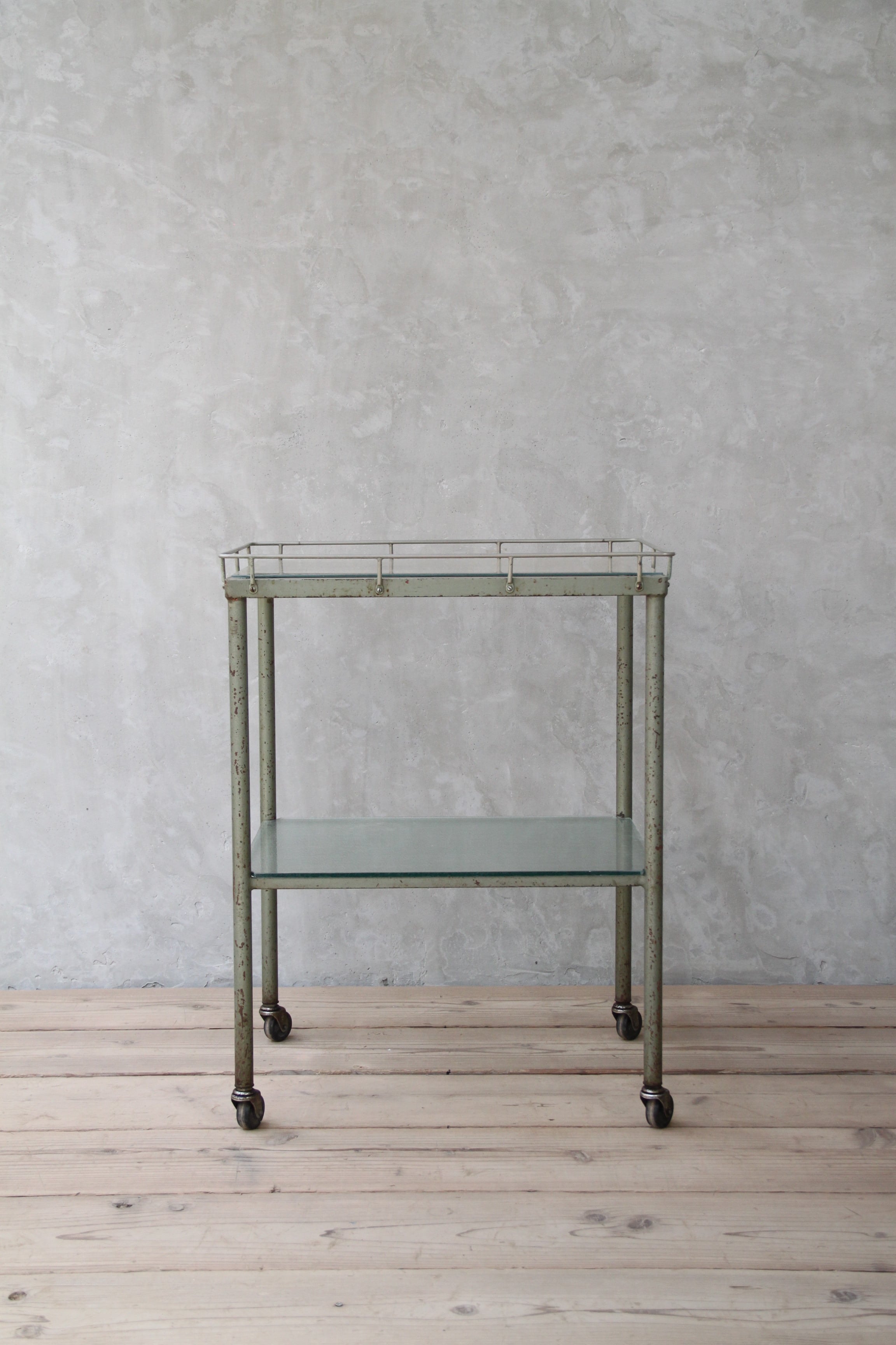 キャスター付きシェルフ(ガラス天板) 古家具/古道具/アンティーク/台/キャスター付き/シェルフ/配膳代/カフェ/エレクター