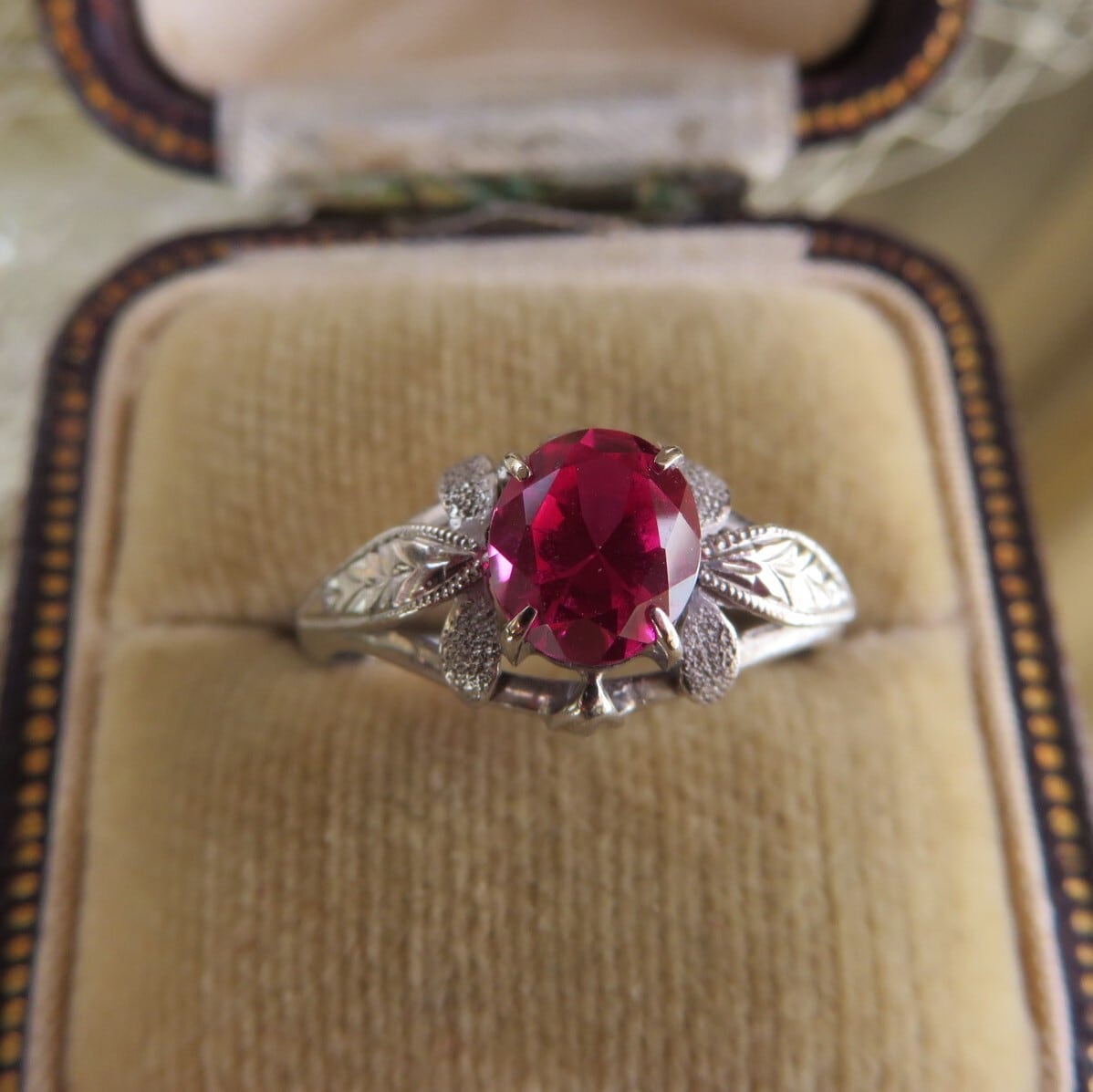 ヴィンテージ K14WG和彫りに合成ルビーのリング