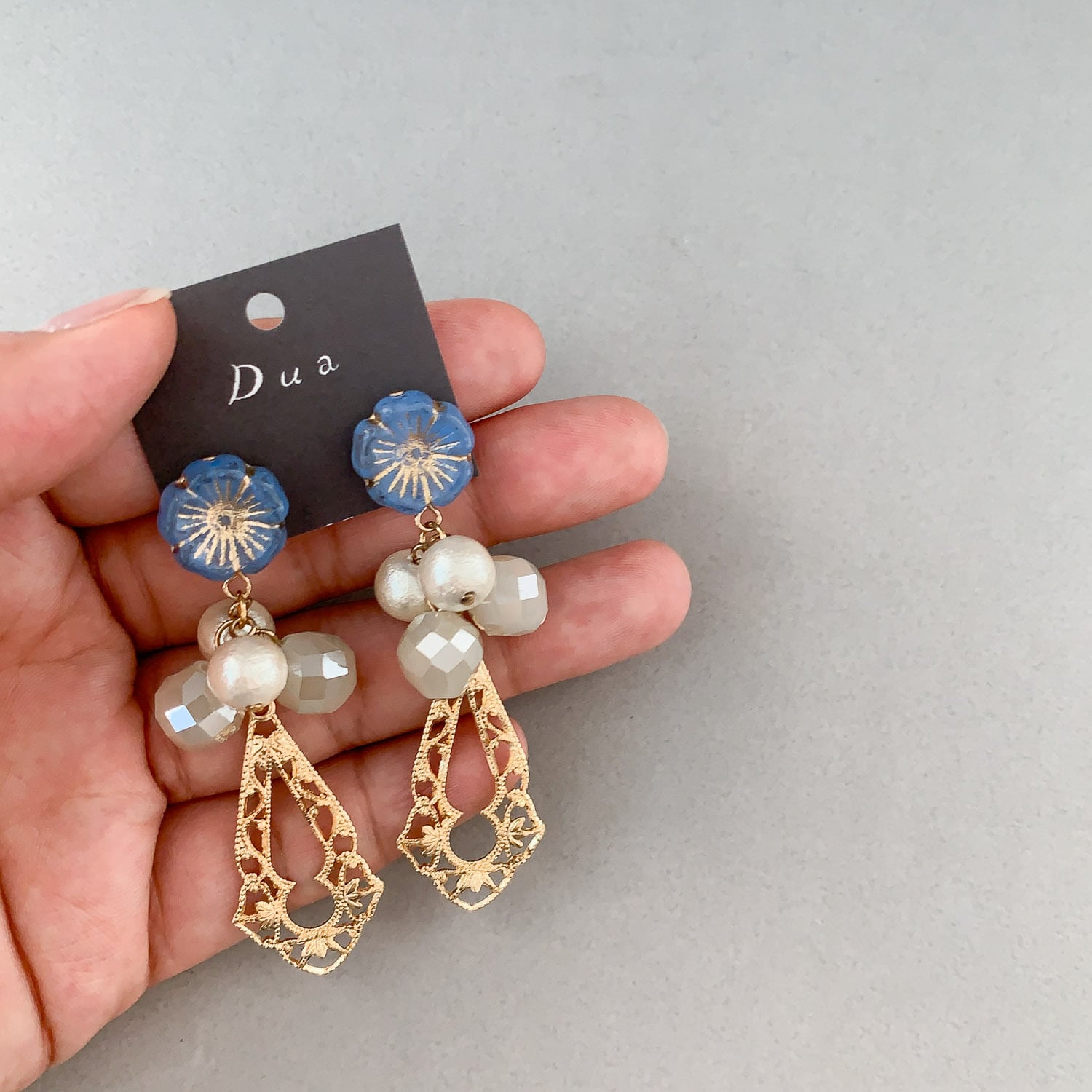 青色お花チェコビーズとUSA透かしフープの〈ピアス/イヤリング〉 | Dua
