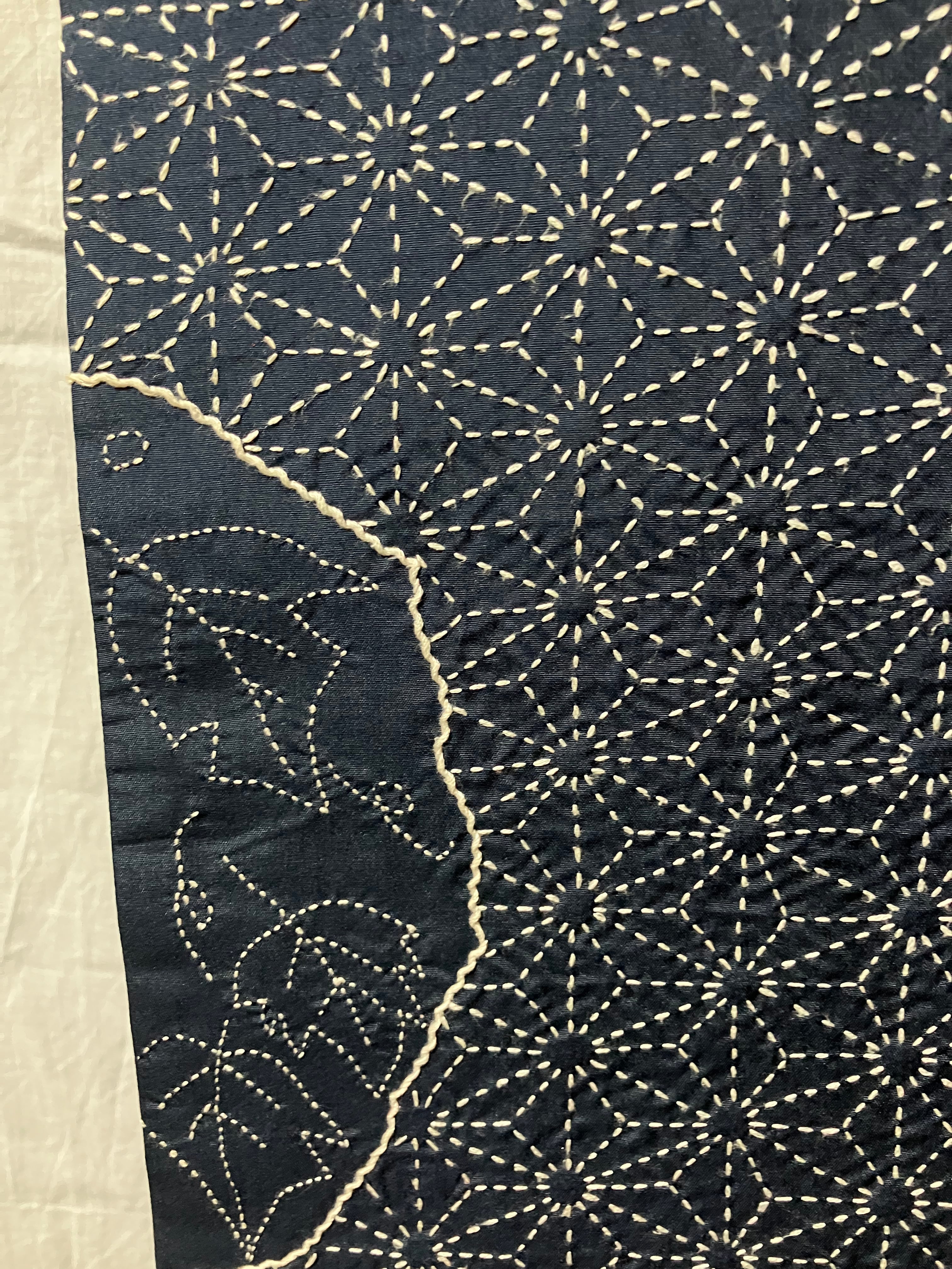 紬名古屋帯（紺地刺子刺繍の麻の葉とぶどうの葉）