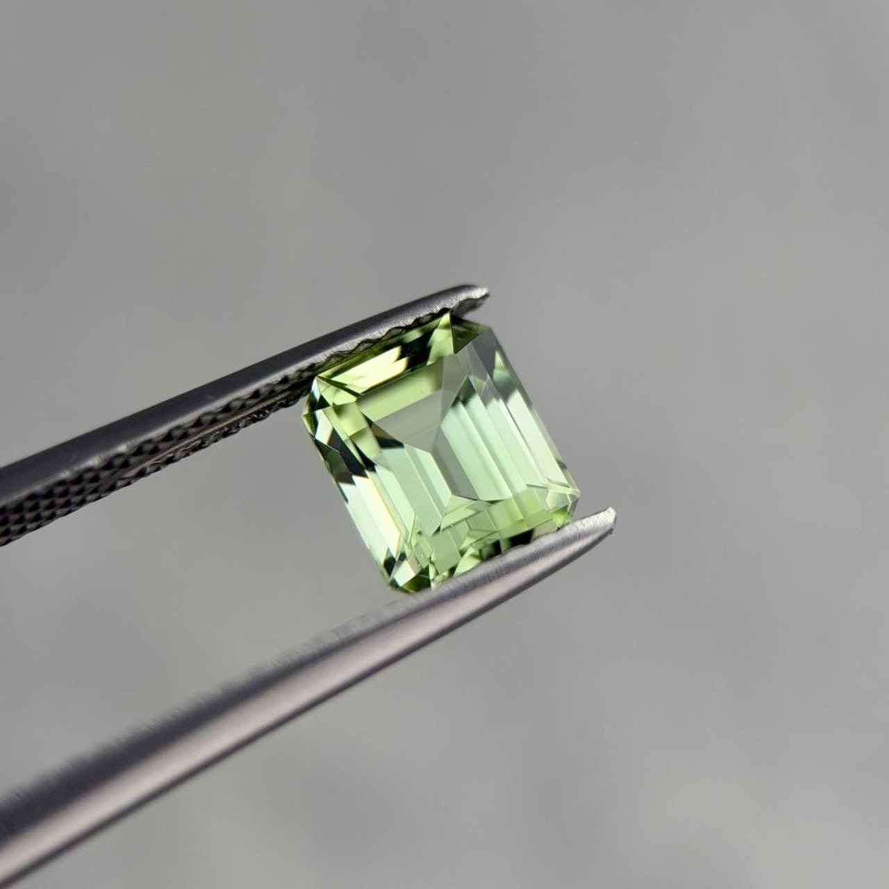 ミントトルマリン エメラルドカット 7.0x5.7x4.6mm, 1.38ct, ナイジェリア産