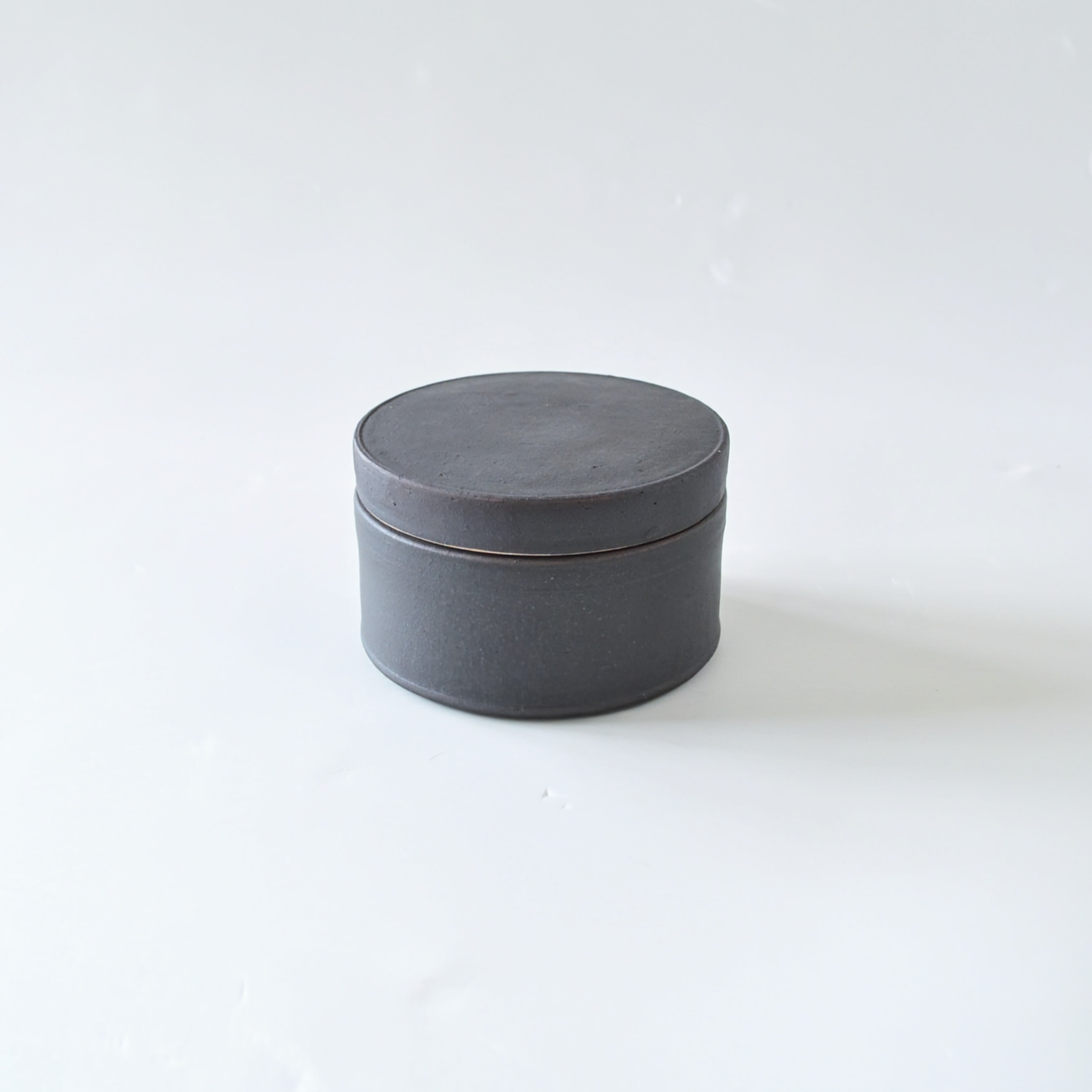 小野俊 丸型蓋物 黒鉄釉 M | MA STORE