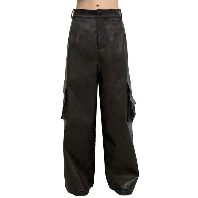 【26AW | MEN】Feng Chen Wang フェンチェンワン / パンツ / Brown Distressed Faux Long Leather Trousers with Utility Pockets FUF22TR34