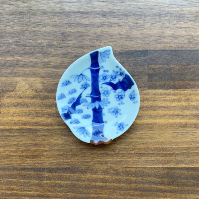 有田焼　桃型手塩皿　松竹梅　8-052