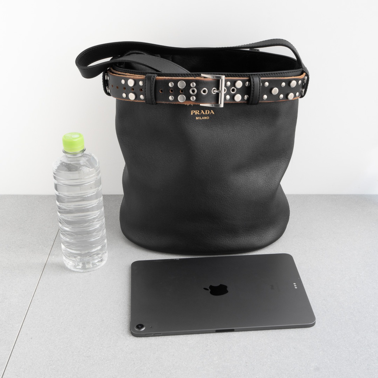 プラダ バックル スタッズベルト付 レザー バケットバッグ ブラック レザー AW25