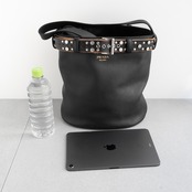 プラダ バックル スタッズベルト付 レザー バケットバッグ ブラック レザー AW25