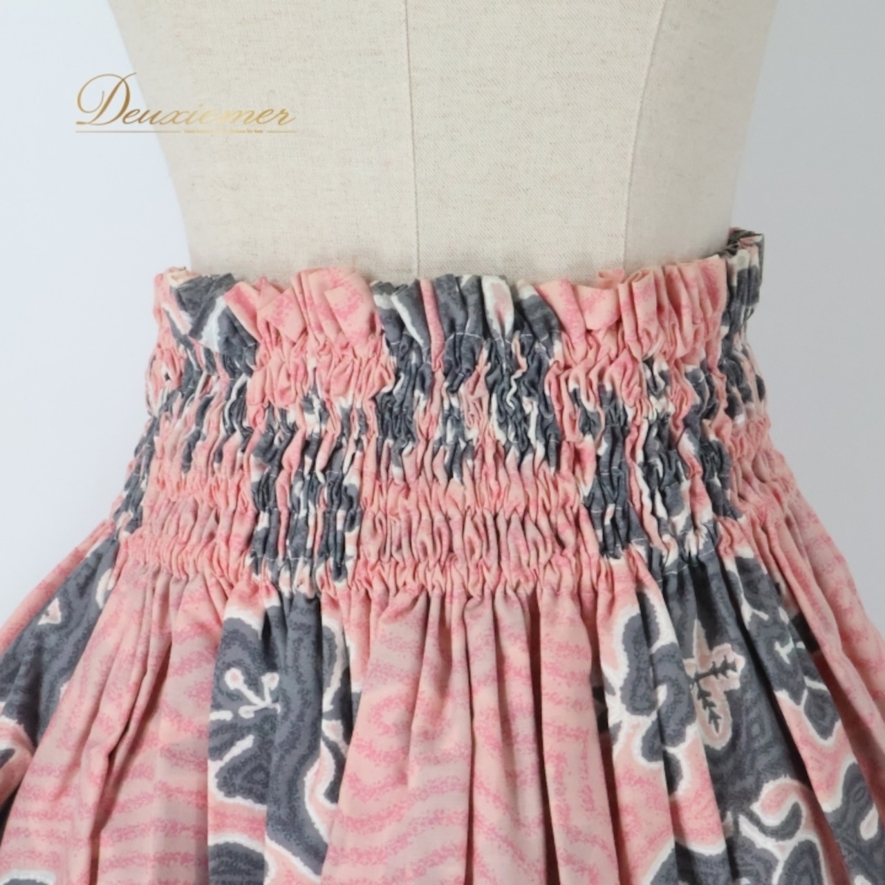 フラダンス 衣装 パウスカート ピンク系 ハワイアンプリント ハワイアン アロハ フラ ダンス レッスン 練習 華やか 鮮やか かわいい おしゃれ シングル スカート フレア 軽やか ふんわり 淡色 グレイ系 ホワイト系 ピンク 灰色 白 フラダンス衣装 ハワイアンスタイル かわいいスカート 練習用 衣装スカート おしゃれ服 女性用ダンススカート 軽やかなデザイン パウスカートピンク ハワイアンデザイン フリルスカート シンプルスタイル ダンスレッスン着