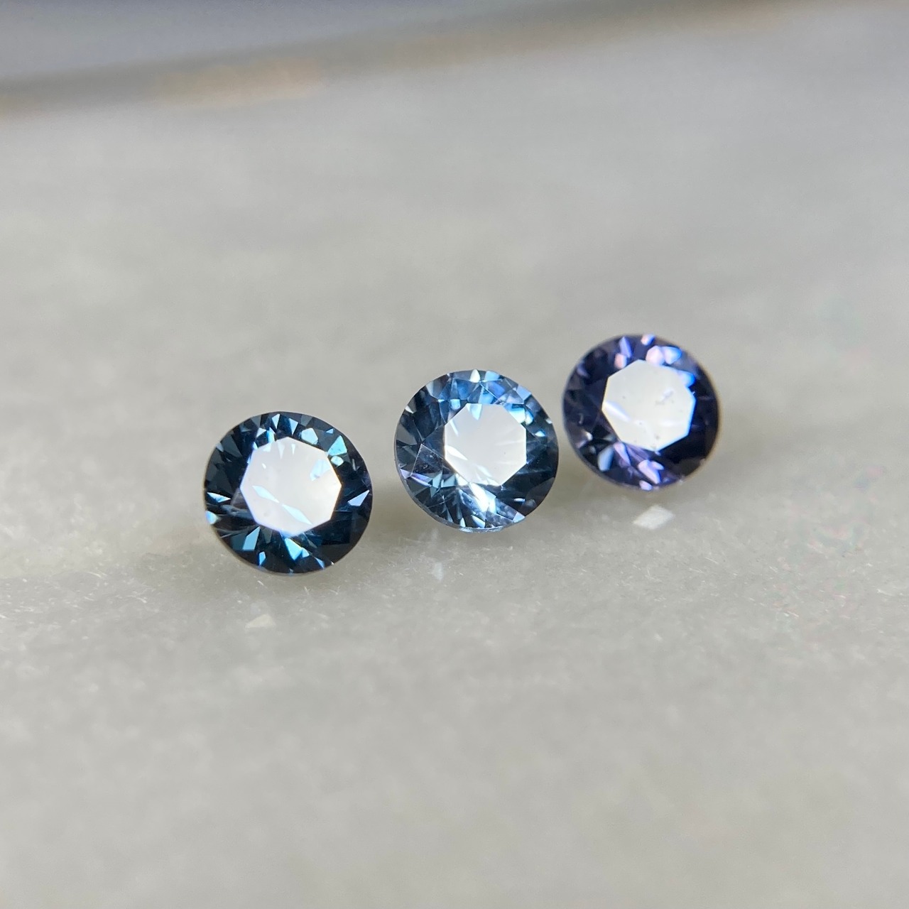 丸いスピネル 3色セット 約3.3-3.4mm r-0440