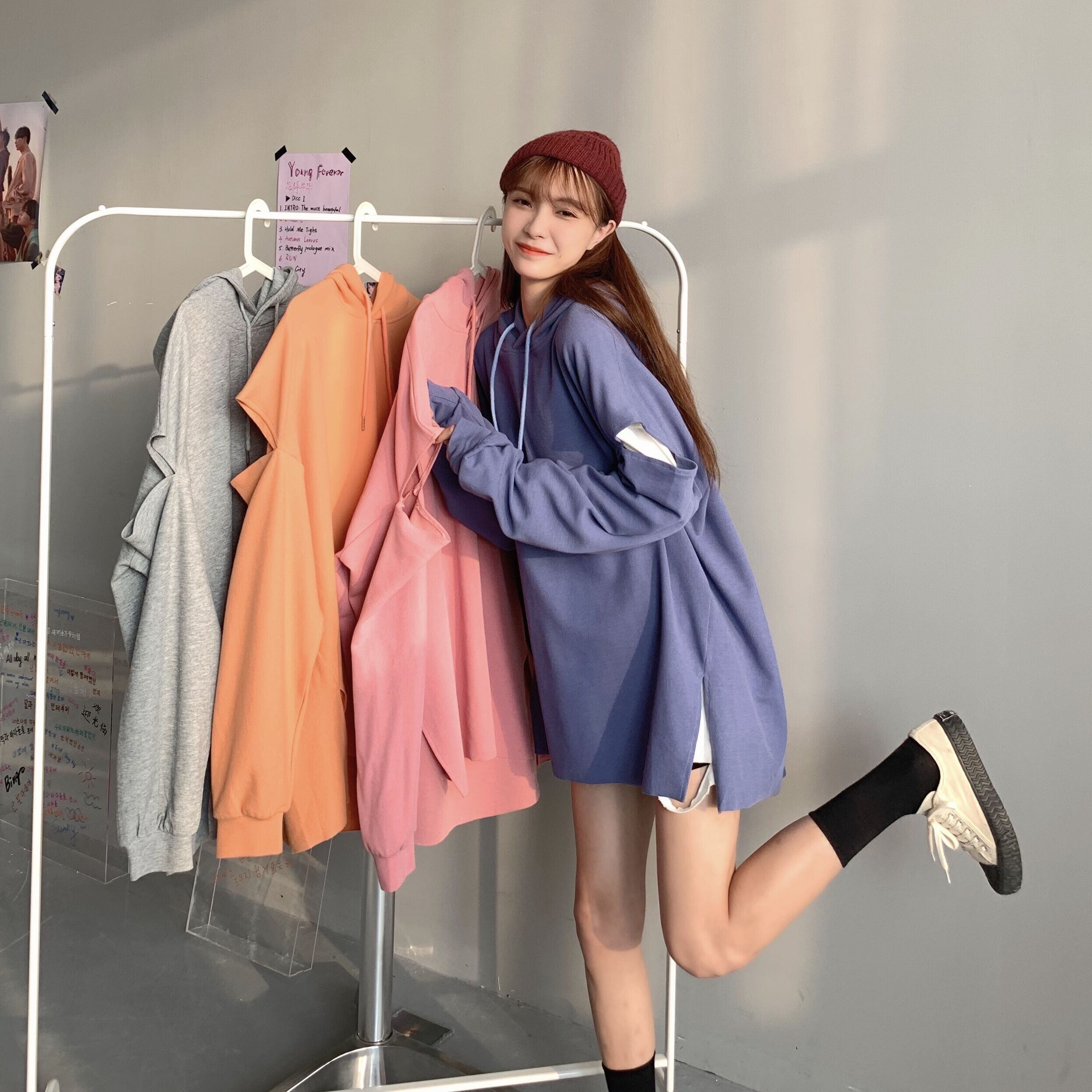 2020年初秋に新作ルーズミドル丈トップスのスプリットホール感のあるレディース無地フードセーターデザイン クレセントシティ34251957364