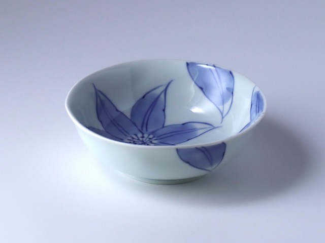 12.5㎝丸小鉢　染付白抜鉄仙花