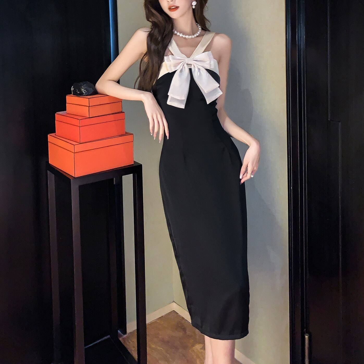 ドレス レディース ブラックドレス S M L ブラック ノースリーブ 無地 ワンピース サテン調 光沢 バイカラー Vネック リボン 膝下丈 ミモレ丈 タイト ボディコンシャス 華やか ハイウエスト スタイルアップ 脚長効果 シンプル フェミニン エレガント セクシー キュート 大人可愛い おしゃれ イベント デート お出かけ 休日 パーティー お呼ばれ 二次会 結婚式 ファッション コーデ モテ 送料無料 春 夏 秋