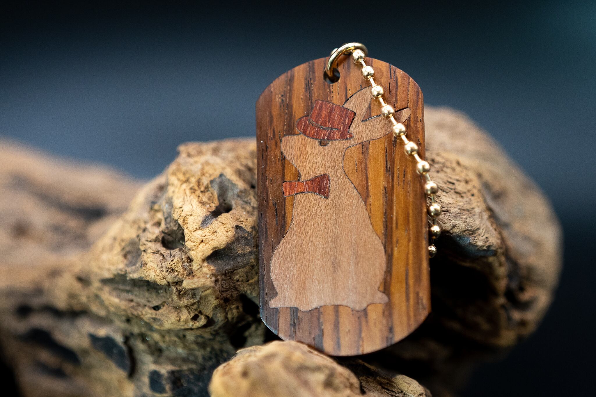 【木のダイヤモンド】本紫檀 ドッグタグ 象嵌 三月ウサギ