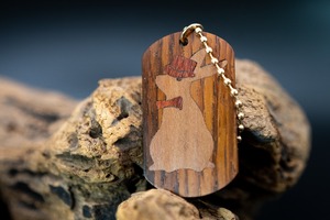 【木のダイヤモンド】本紫檀 ドッグタグ 象嵌 三月ウサギ