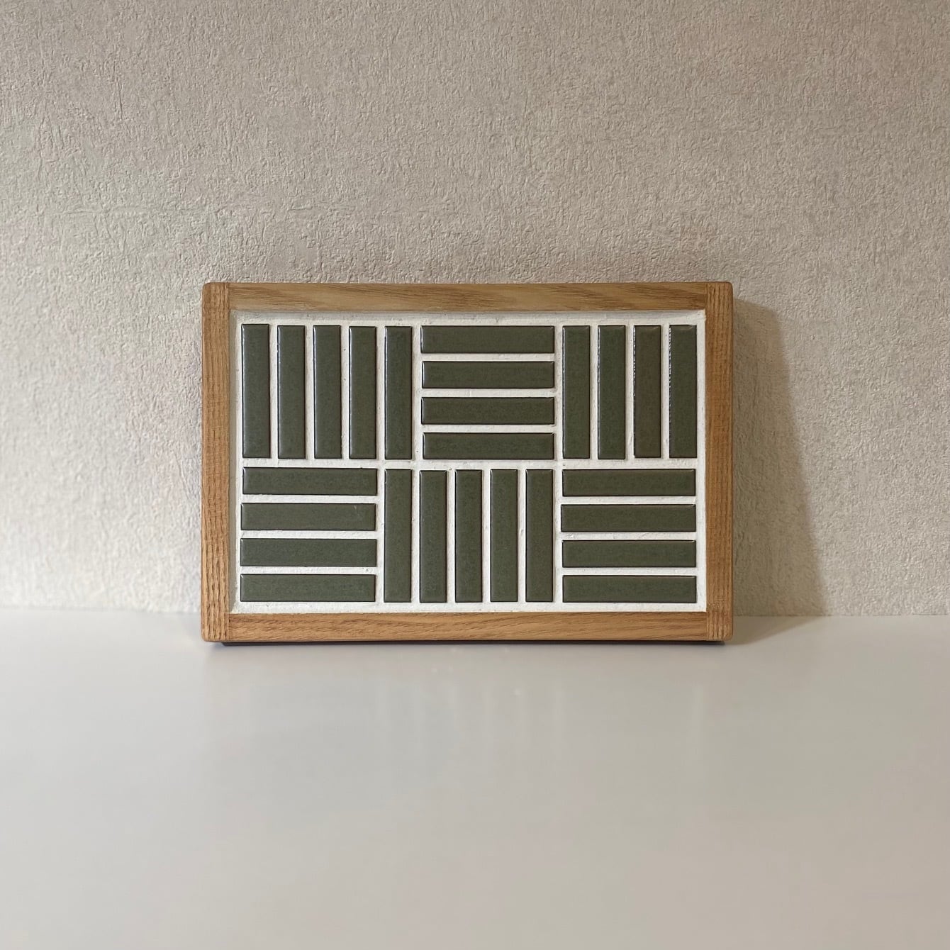 カーキボーダータイルのトレー