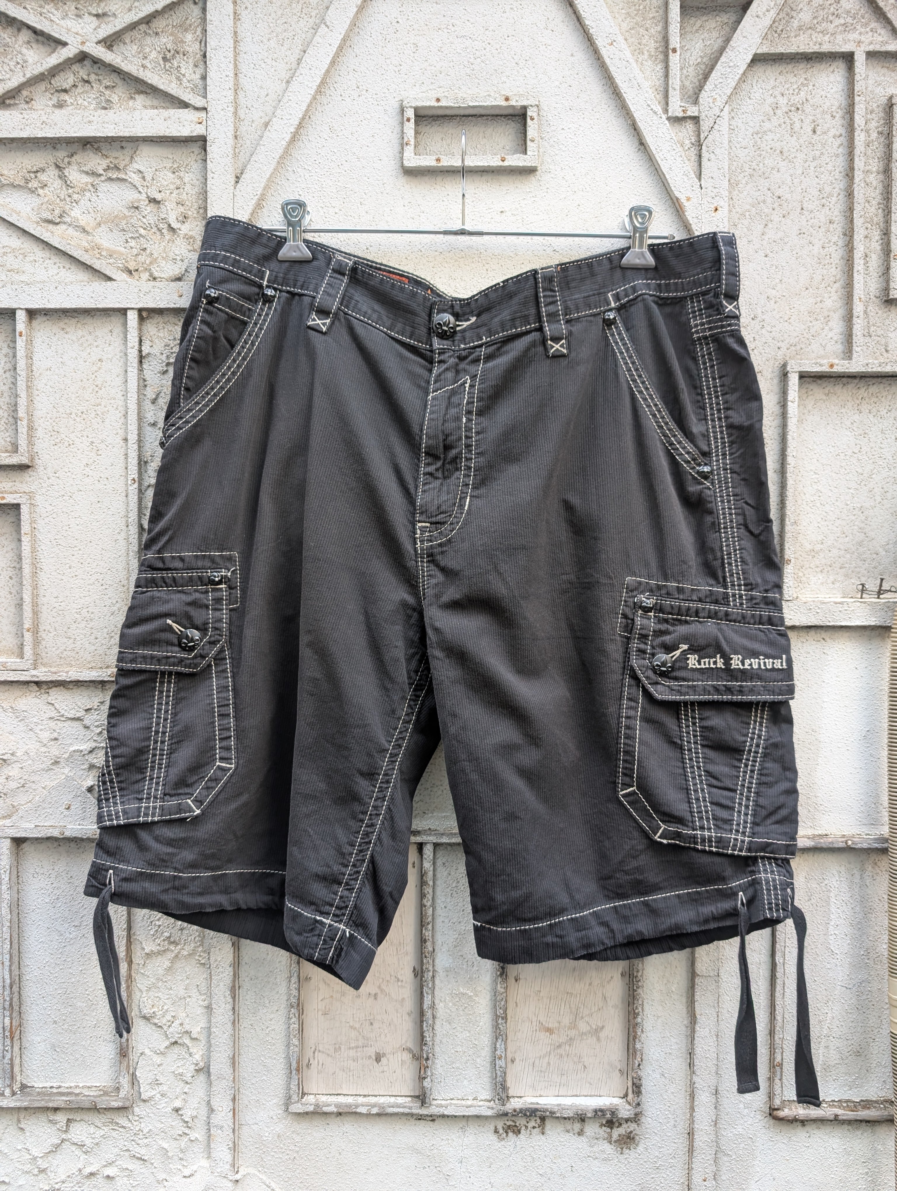 "BLACK CARGO SHORTS"